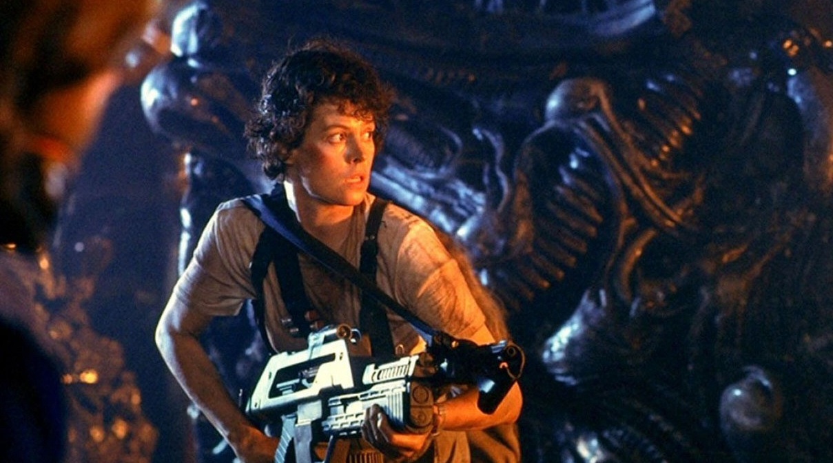 Aliens (1986) - Sigourney Weaver and gun