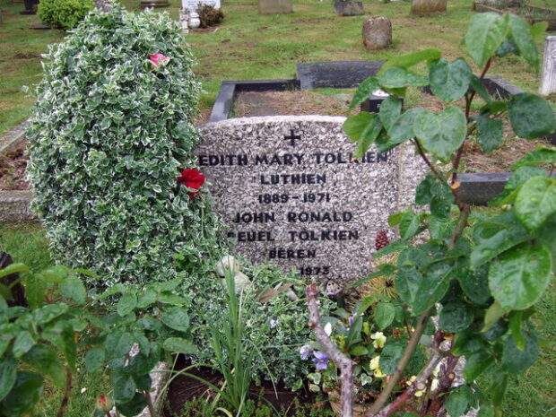 ceridwen / Beren and Luthien buried together / CC BY-SA 2.0