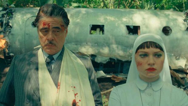 Benicio del Toro and Mia Threapleton in The Phoenician Scheme (2025)